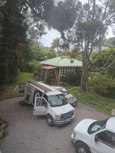 photo showing the feeder cable running overhead from the house to the garage