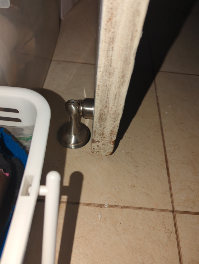 photo of the magnetic door stop