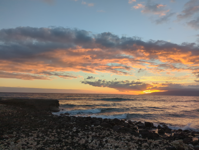 photo of a sunset at Olowalu Landing