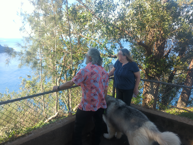 photo of S&J with Luna the Big Dog™ at the Waipio lookout
