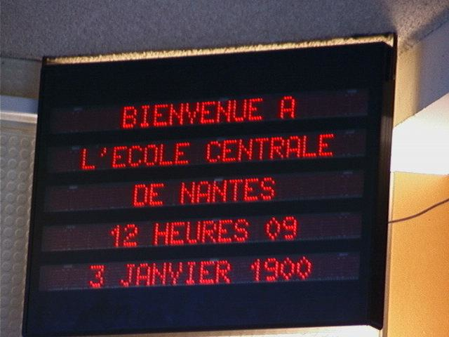 photo of a digital announcement board proclaiming the date as 3 Janvier 1900